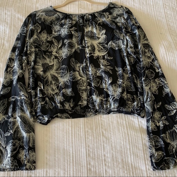 Floral bell sleeve top - Picture 2 of 4